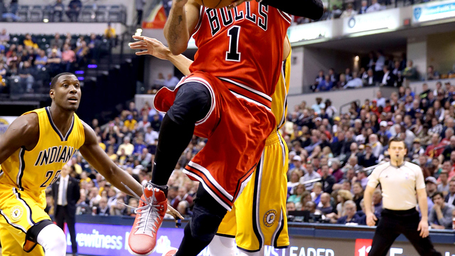 Derrick Rose hyperextends elbow in win over Pacers