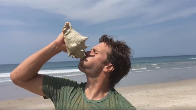 VIDEO: Tom Brady calls receivers into action from beach