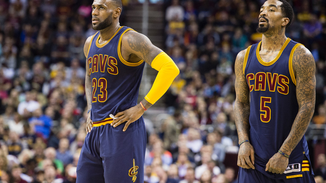 VIDEO: Smith's alley-oop lob to LeBron goes horribly awry