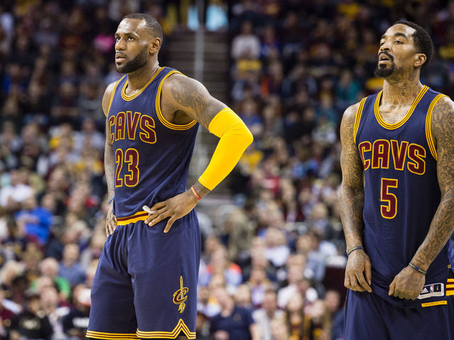 VIDEO: Smith's alley-oop lob to LeBron goes horribly awry