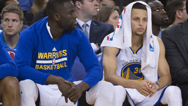 Curry suffers sprained knee, will undergo MRI