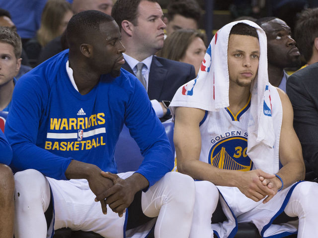 Curry suffers sprained knee, will undergo MRI