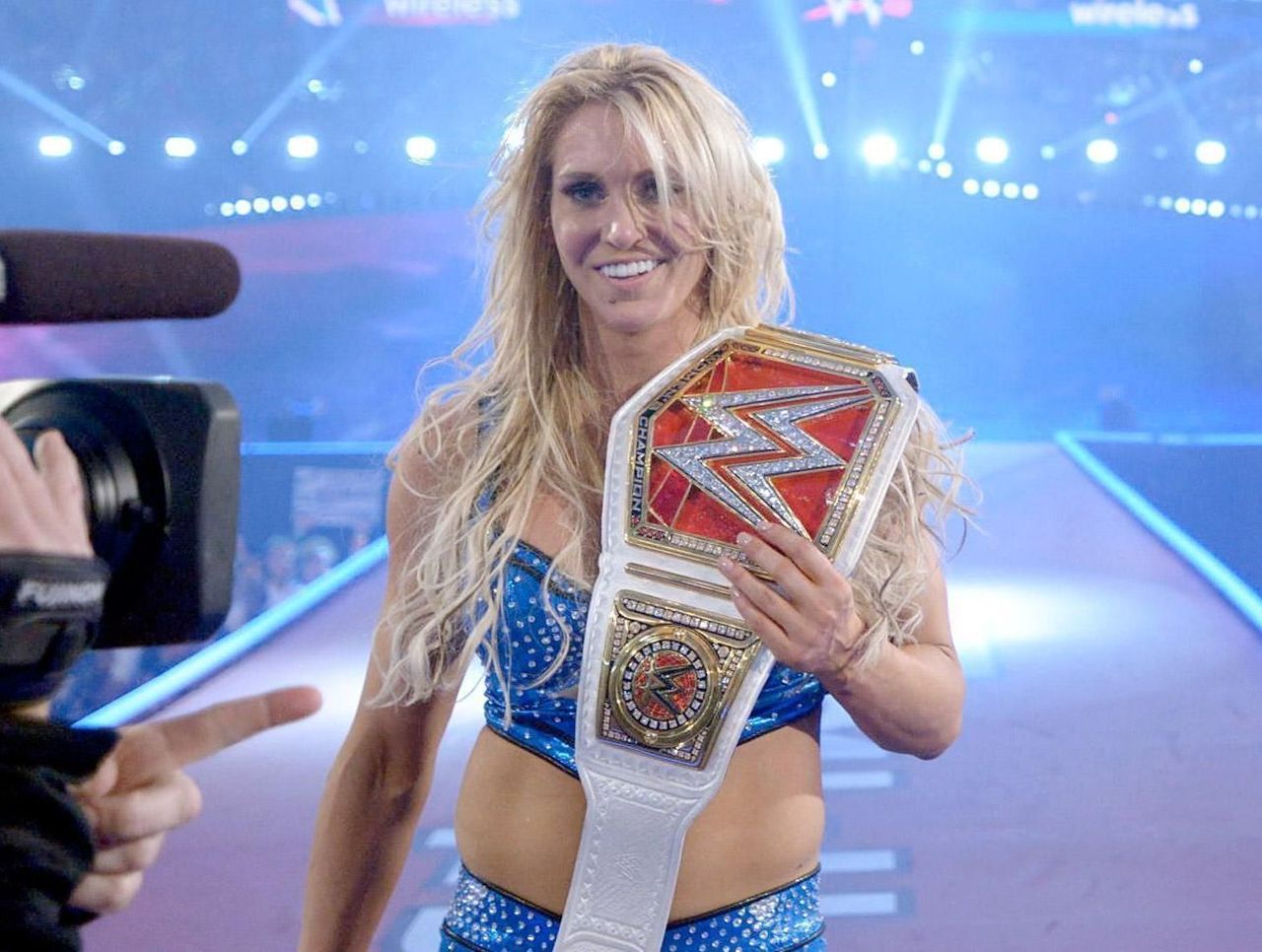 Charlotte wins new WWE Women's Championship at WrestleMania 32 | theScore.com