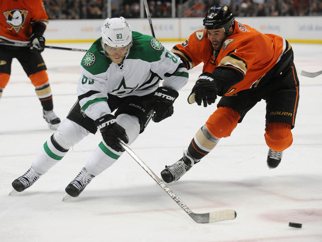 VIDEO: Stars seal win for Ducks by scoring empty-net own goal