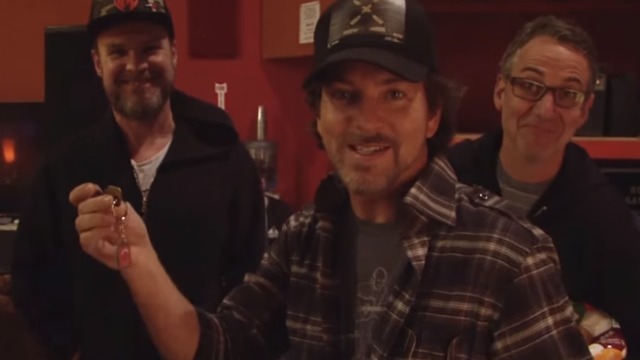 VIDEO: Pearl Jam accepts Dwyane Wade's invitation to shoot hoops