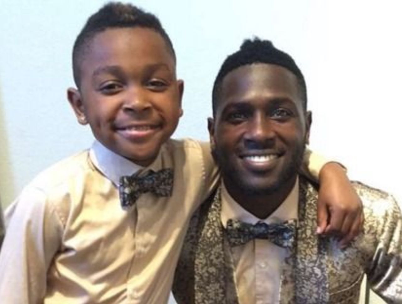 VIDEO: Antonio Brown uses son in 'Dancing with the Stars' performance