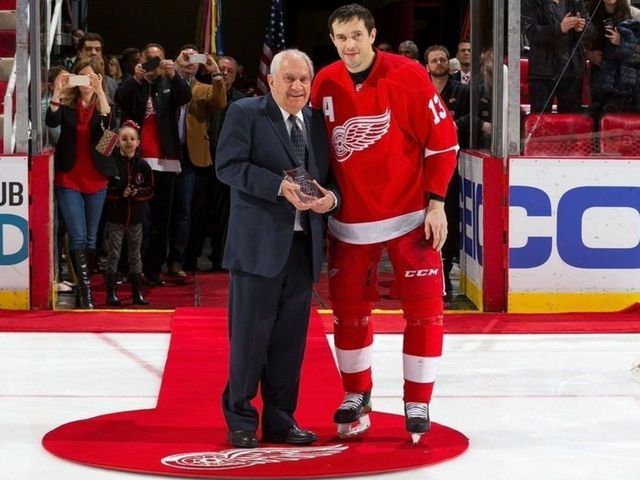 VIDEO: Fans chant 'one more year' as Datsyuk honored before game