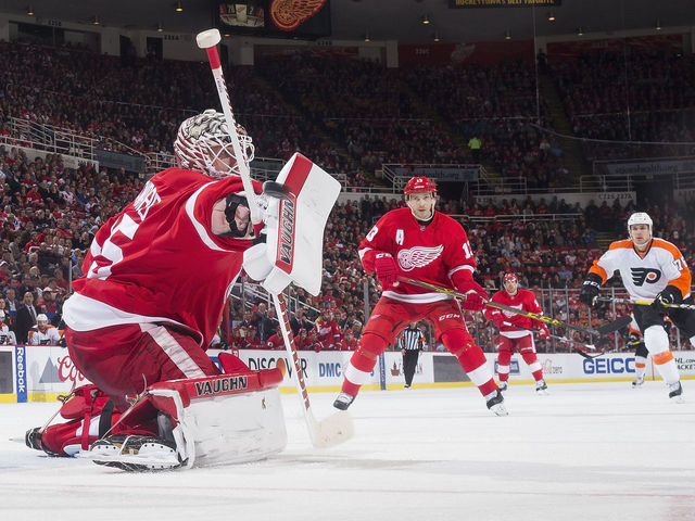 Jimmy Howard shuts out Flyers as playoff race winds down