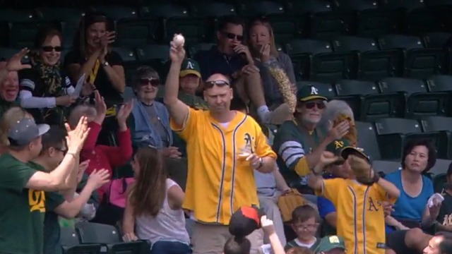 VIDEO: A's fan makes 1-handed catch, doesn't spill beer