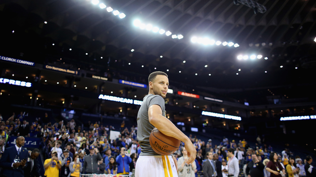 Curry skips shootaround, remains questionable for Game 2