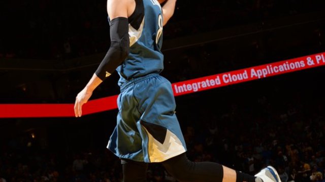Watch: LaVine takes off for 360 dunk from free-throw line