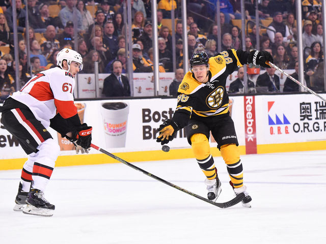 Bruins' Pastrnak opens scoring after lengthy offside review call
