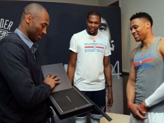 Durant, Westbrook gift Kobe personalized photo book