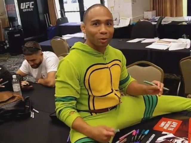 VIDEO: John Dodson autographs posters in Ninja Turtles onesie