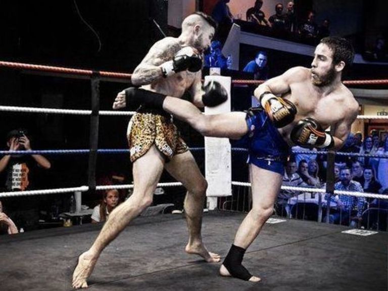 VIDEO Spinningheel kick knockout stuns opponent, official