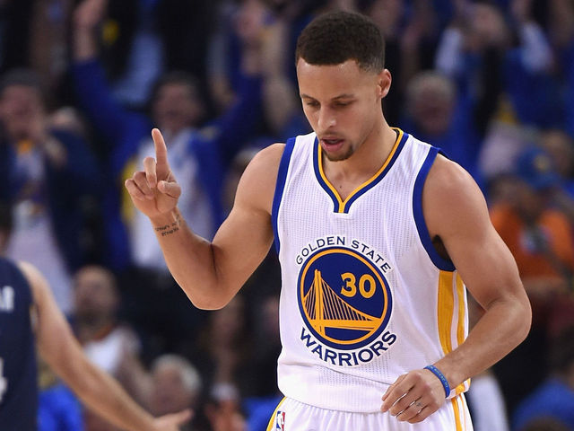 Curry hits record 400th 3-pointer of season