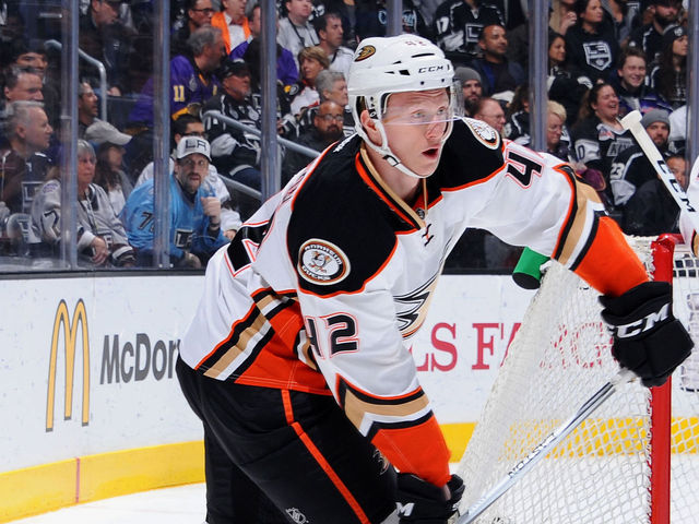 Ducks' Manson dealing with head injury, Bieksa a game-time call Sunday