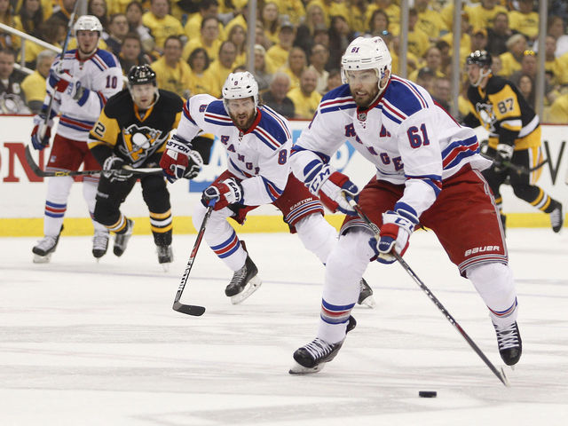 Rangers use 2nd-period outburst to pull even with Penguins