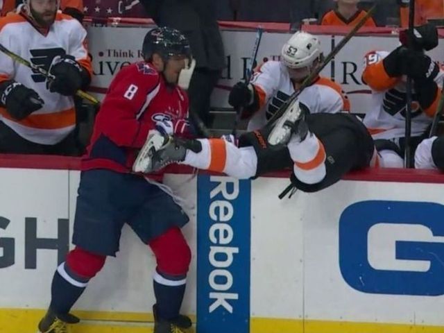 Ovechkin launches Schenn into Flyers bench
