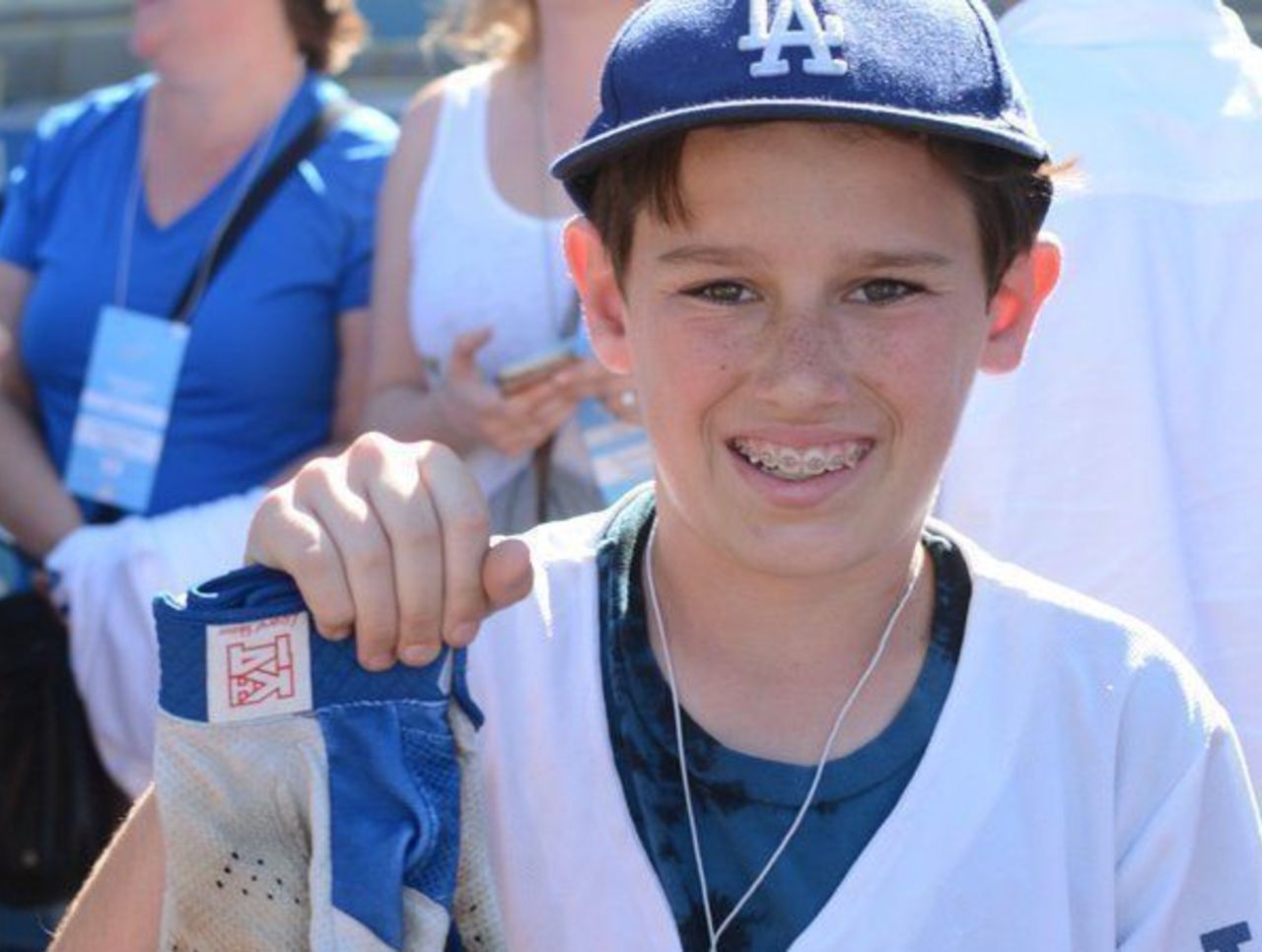 Dodgers' Kiké Hernandez gave his batting gloves to a fan in