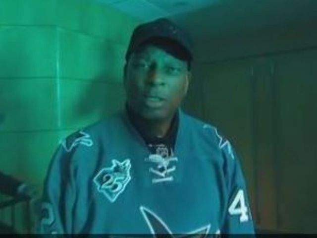 Ex-NFL star Ronnie Lott pumps crowd up, lets Sharks out of dressing room