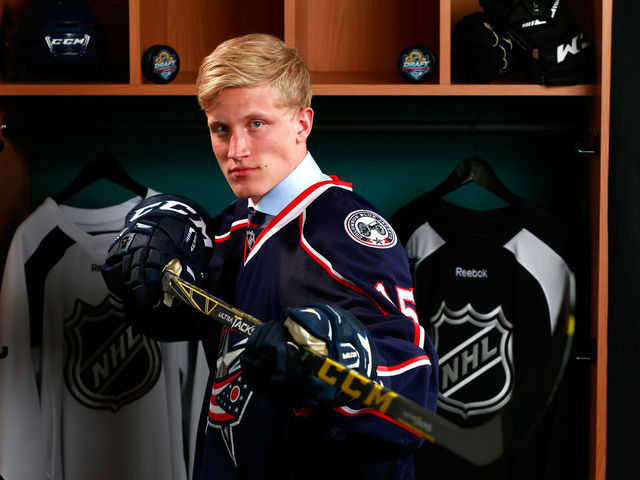Blue Jackets sign 1st-round pick Carlsson to entry-level deal