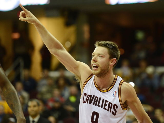 VIDEO: Dellavedova lobs it up for the invisible man