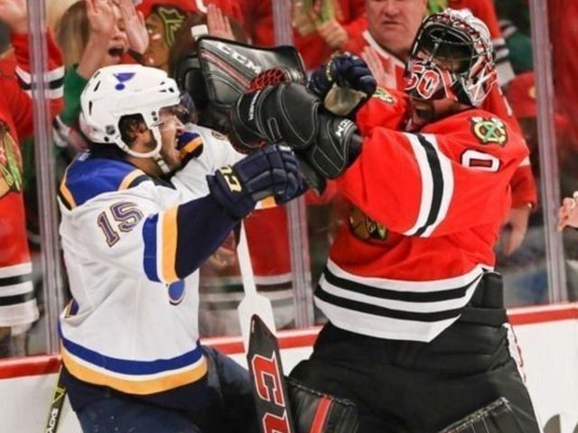 Blackhawks' Crawford jumps Blues' Fabbri after contact in crease