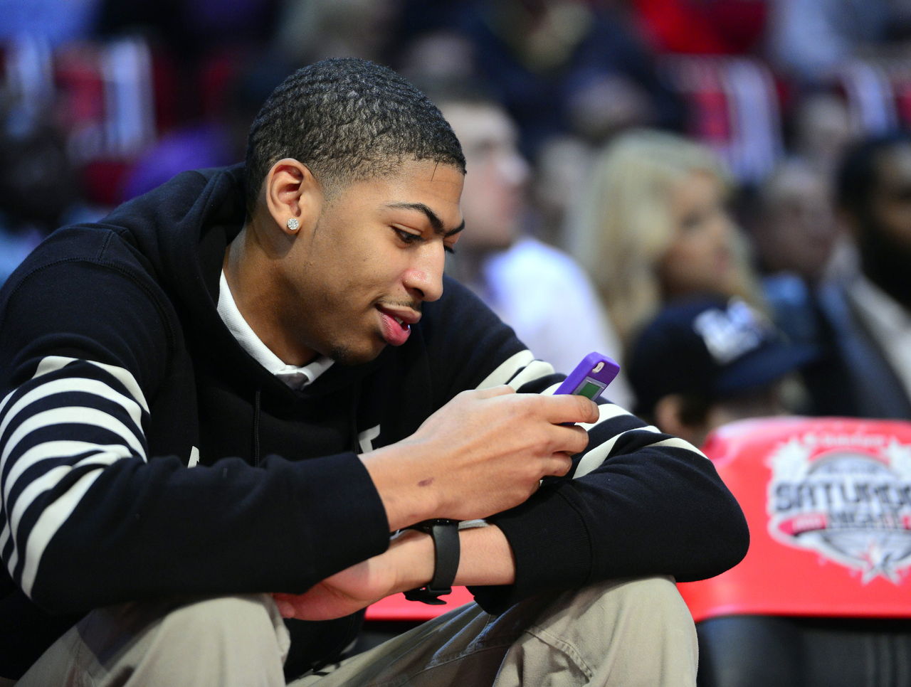 NBA players routinely check their phones during halftime | theScore.com