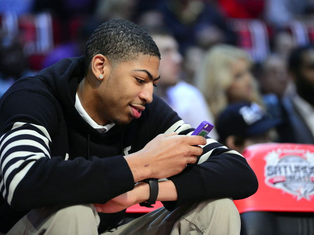 NBA players routinely check their phones during halftime