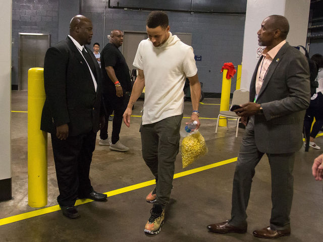 Curry's injury puts Warriors' repeat title run in jeopardy