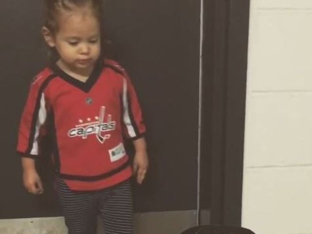 Watch: T.J. Oshie's daughter, Lyla, sets tone for Game 1
