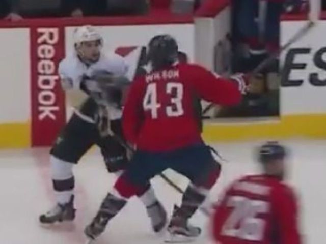 Capitals' Wilson avoids penalty after questionable knee-on-knee