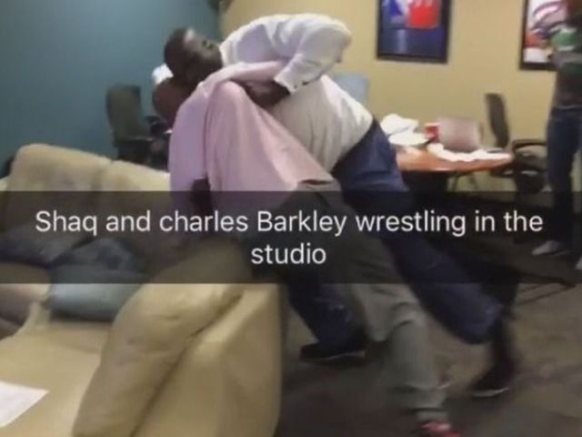 Shaq, Barkley lock horns in mini-wrestling match