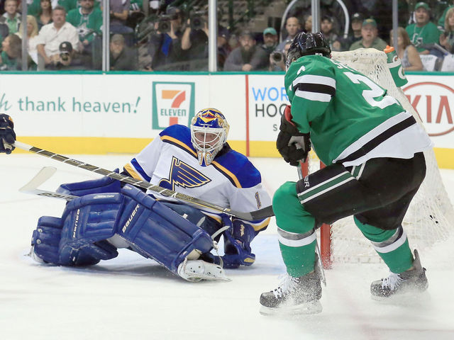 Watch: Blues' Elliott kicks out pad to make stellar save