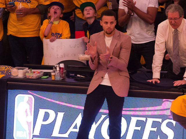 Curry resumes light shooting on injured right knee