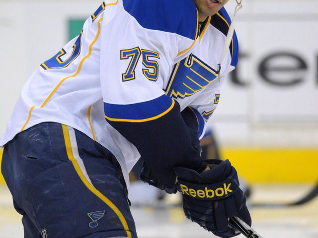 VIDEO: Blues' Reaves yanks out own tooth after taking big hit