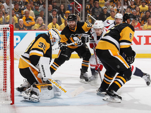 Murray survives Capitals' onslaught, backs Penguins to 2-1 series lead