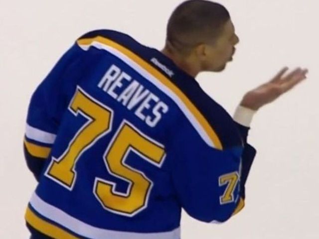 Blues' Reaves blows kiss to Stars' bench after fighting McKenzie