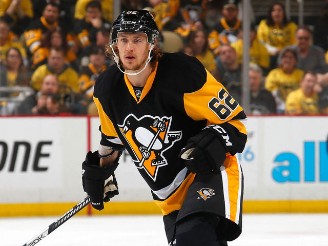 Watch: Hagelin does header after collision with Holtby