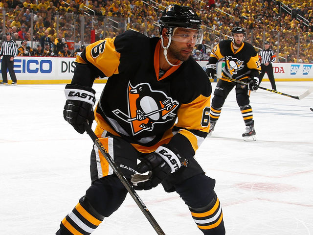 Penguins' Daley leaves game with apparent knee injury