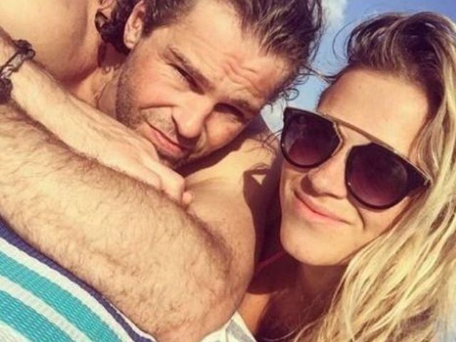 Jaromir Jagr celebrates new deal on the beach