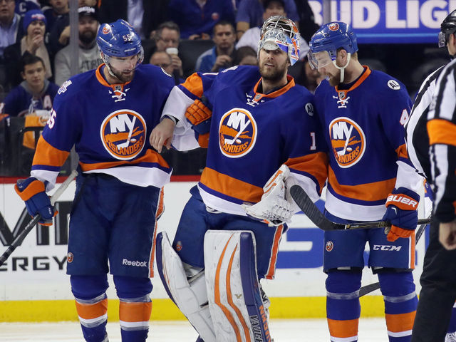 Watch: Skate malfunction briefly forces Islanders' Greiss to dressing room