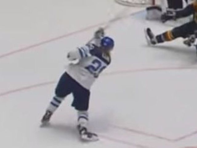 Laine delivers on Mother's Day promise with 2 goals