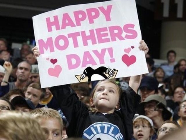 NHL teams, players pay tribute to moms on Mother's Day