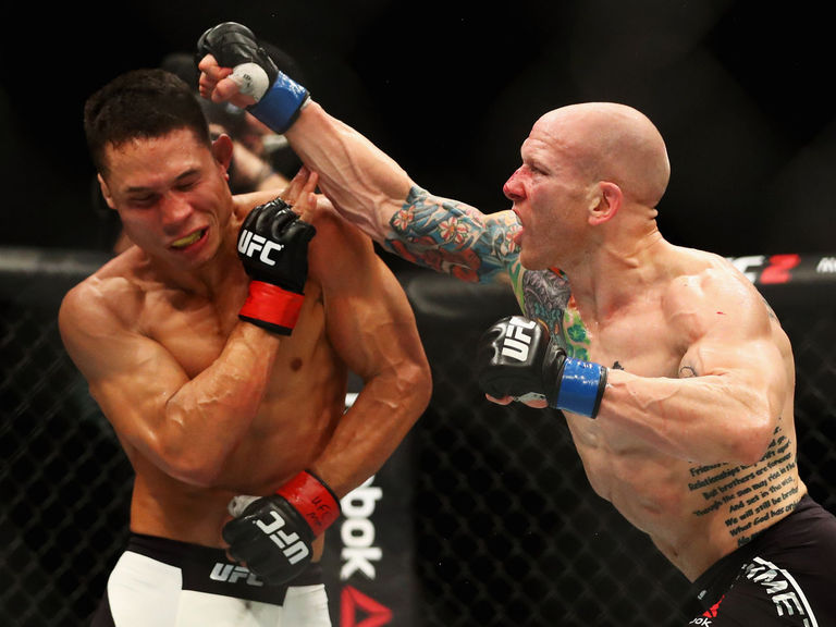 Josh Emmett shows off gruesome finger injury after UFC debut | theScore.com