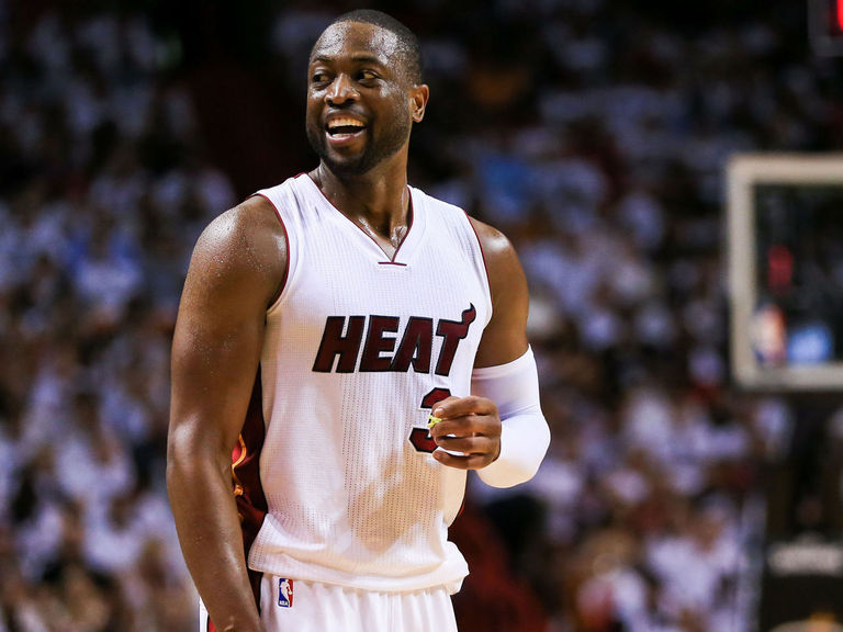 Watch: Wade's layup attempt gets stuck on rim | theScore.com