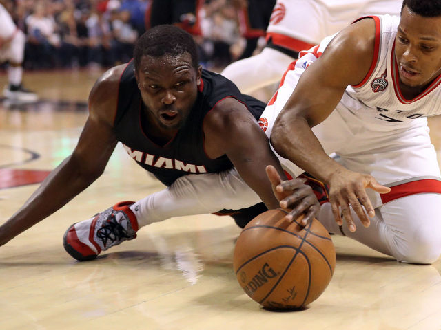 Deng suffers wrist injury in Game 5, X-rays inconclusive