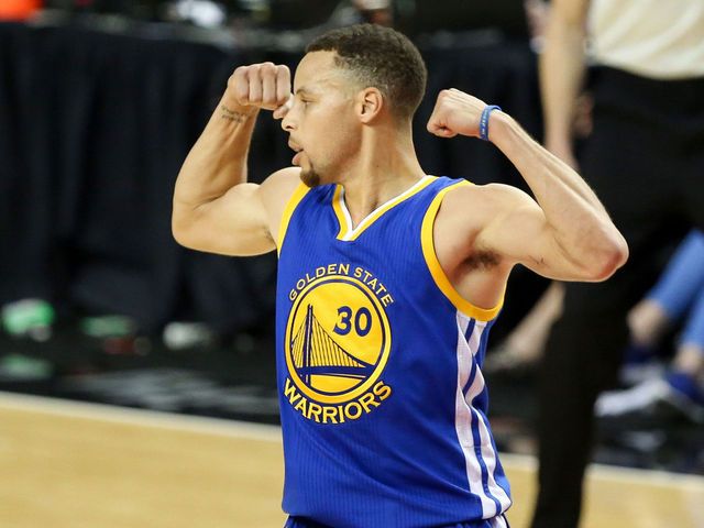 Curry ties NBA record with 3-pointer in 44th straight playoff game