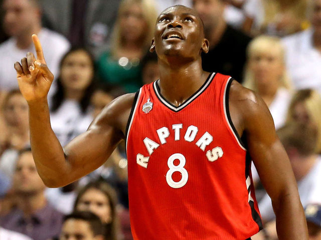 Officials botch offensive goaltending call on Biyombo